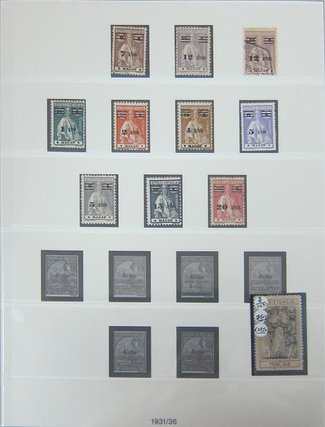 0263 (18).jpg -     Lote:    263      Colecção Especializada - Macau      Lotes Especiais       Descrição:      Macau   &mdash; Colecção montada em 3 álbuns quase completa do correio ordinário (faltam 13 selos) desde AF1 até AF1038 (1884/1999), sem correio aéreo, etiquetas, porteado, imposto postal e não emitidos. A colecção é composta por selos novos e usados indiferenciadamente, com séries mistas (novo/usado). Contém todos os blocos novos sem sinal de charneira incluindo 12 blocos Amizade Luso-Chinesa e 12 blocos Macau 1999 (CE BLC 1/76). Contém também as 50 folhas miniaturas novas sem sinal de charneira (FM 1/50). Valor total de catálogo Afinsa 2015 = &euro; 15.058,00, repartido por selos &euro; 12.382,00 + blocos &euro; 1.909,00 + Folhas Miniaturas &euro; 2.767,00. Duas folhas miniaturas com ligeiros pontos de óxido. Lote a ver.        Lote       Valor Base:     &euro; 5000,00     Valor Venda:     &euro;      